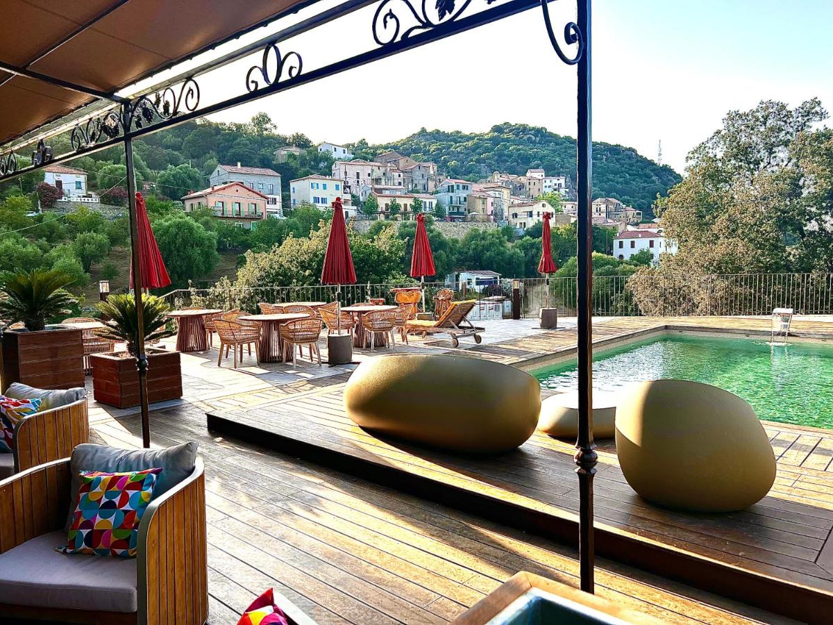 Vue générale sur la montagne ou vue sur la montagne depuis l'hôtel