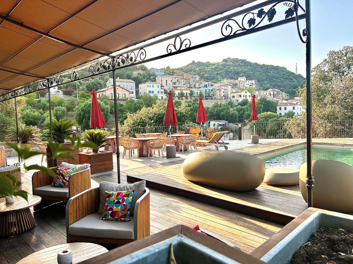 Vue générale sur la montagne ou vue sur la montagne depuis l'hôtel