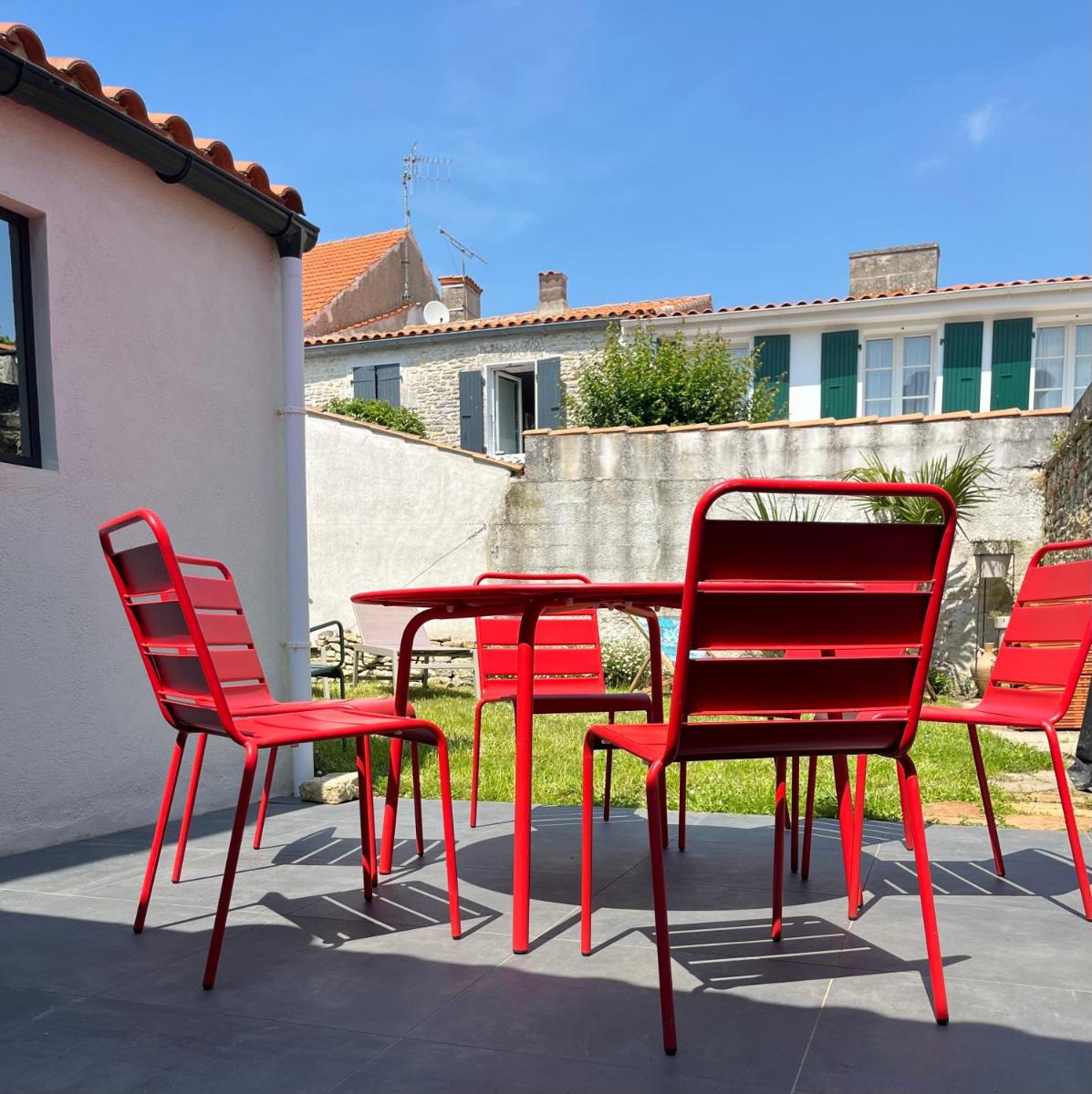 Elégante maison familiale au cœur des remparts de la citadelle - Housity