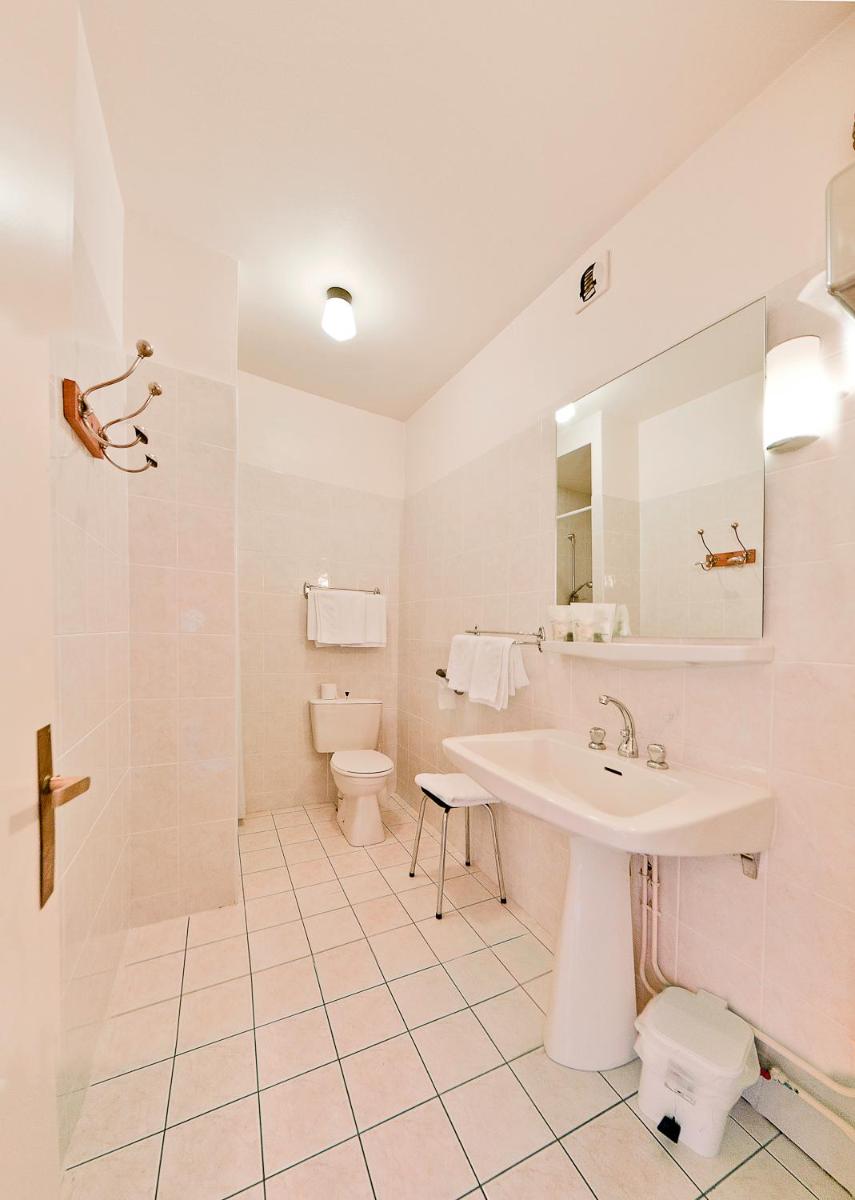 une salle de bains blanche avec lavabo et toilettes dans l'établissement Best Western Grand Hotel de Paris & Spa, à Villard-de-Lans