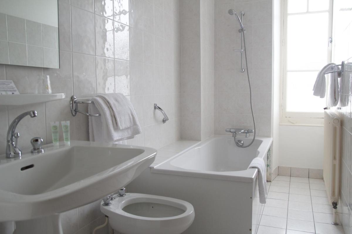 Salle de bains dans l'établissement Best Western Grand Hotel de Paris & Spa