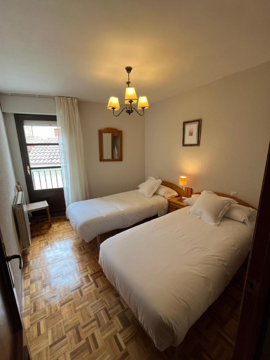 vivienda turistica en la plaza del pueblo - Housity