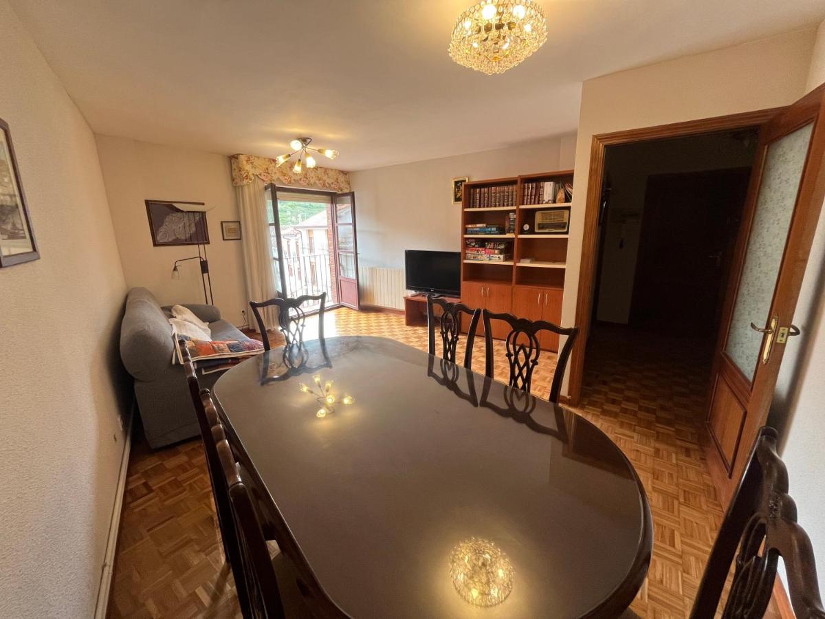 vivienda turistica en la plaza del pueblo - Housity