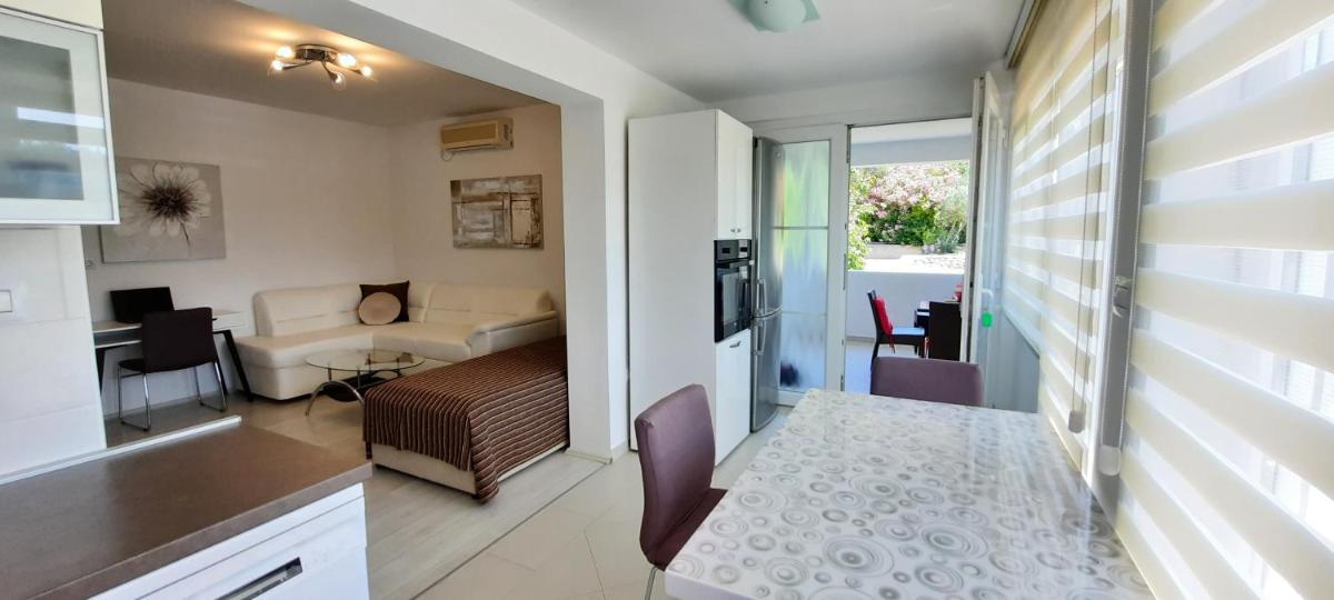 Apartments MYRJAM - Housity