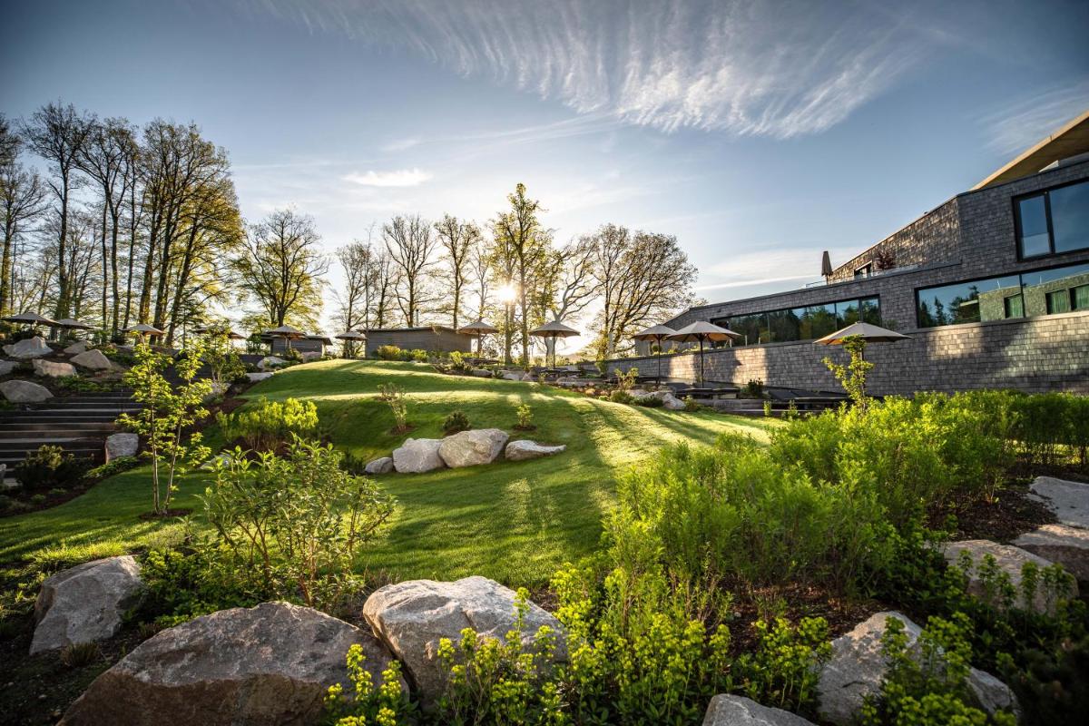 ein Hof eines Hauses mit Steinen im Hof in der Unterkunft Luisenhöhe - Gesundheitsresort Schwarzwald in Horben