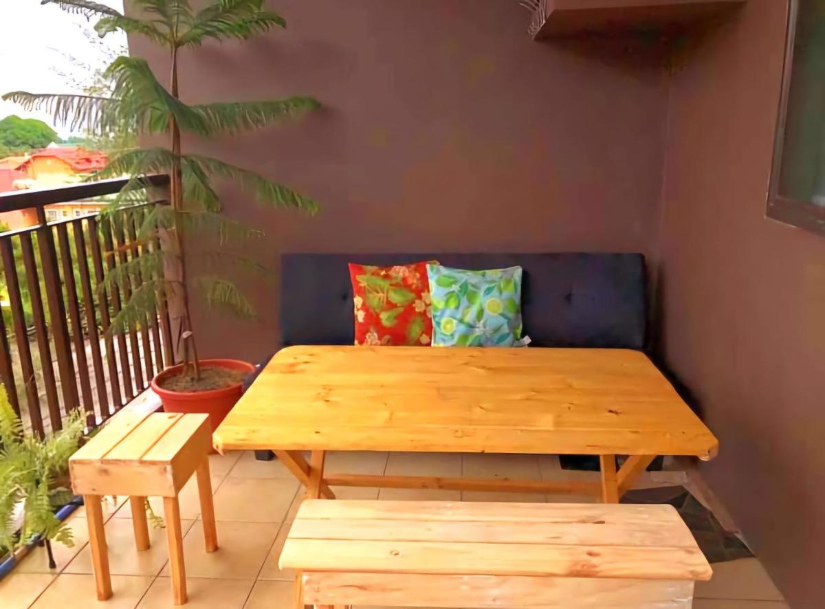 The LightRoom Tagaytay Serin West with balcony & Wi-Fi - Hizvo