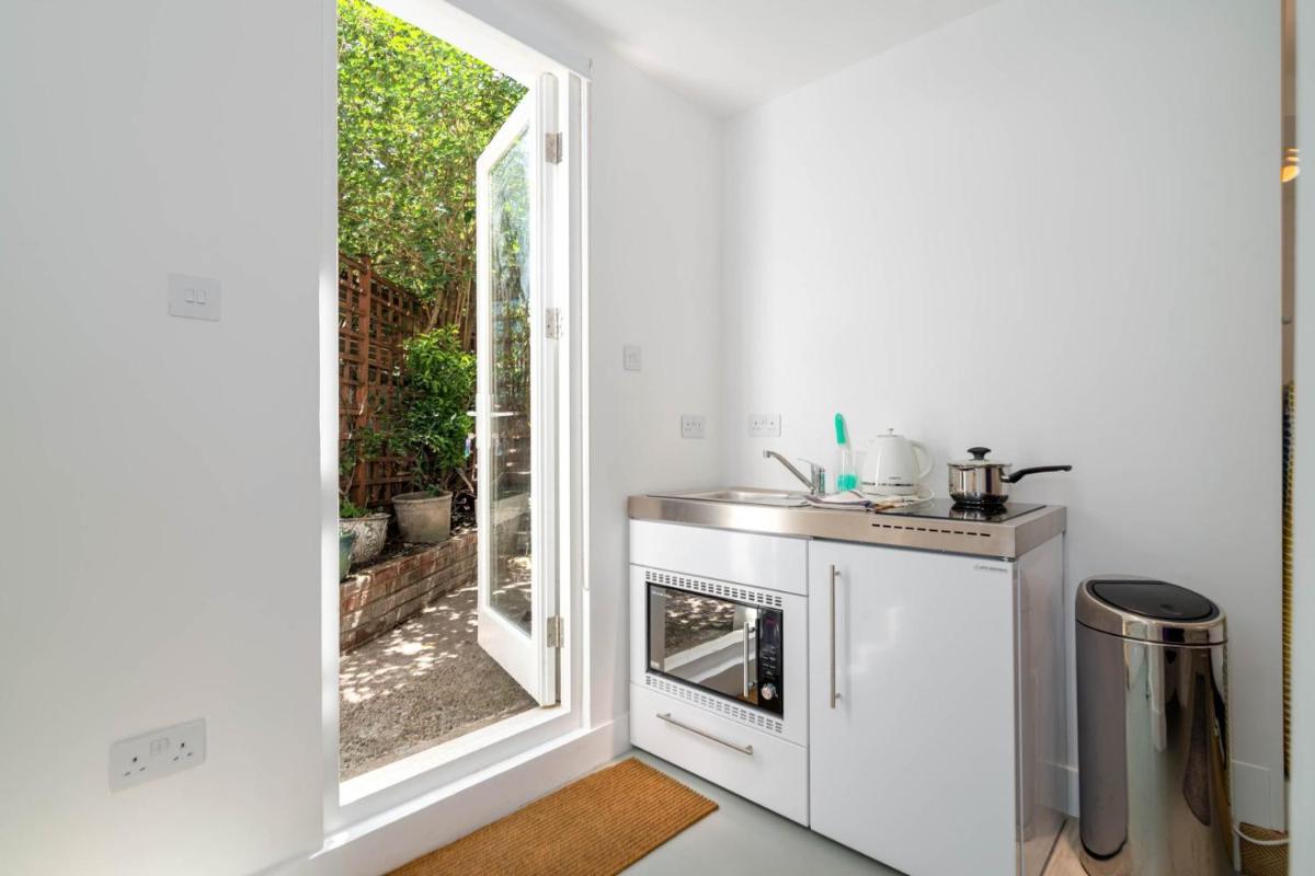 GuestReady - Micro Garden flat in Fulham - Housity
