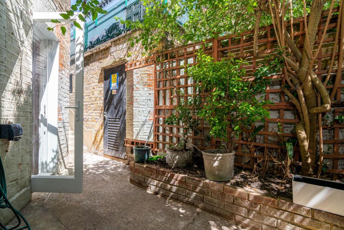 GuestReady - Micro Garden flat in Fulham - Housity