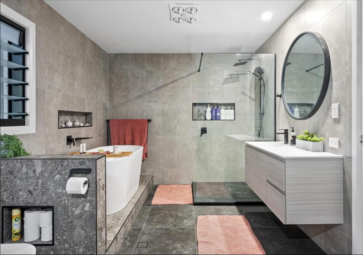 Large Stylish 4BR Pet-Friendly Pool Paradise - Housity