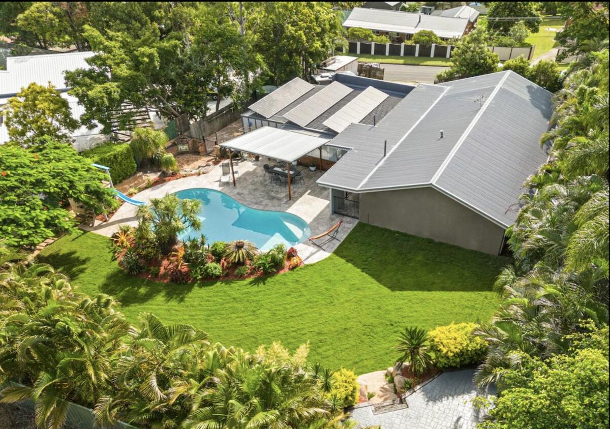 Large Stylish 4BR Pet-Friendly Pool Paradise - Housity