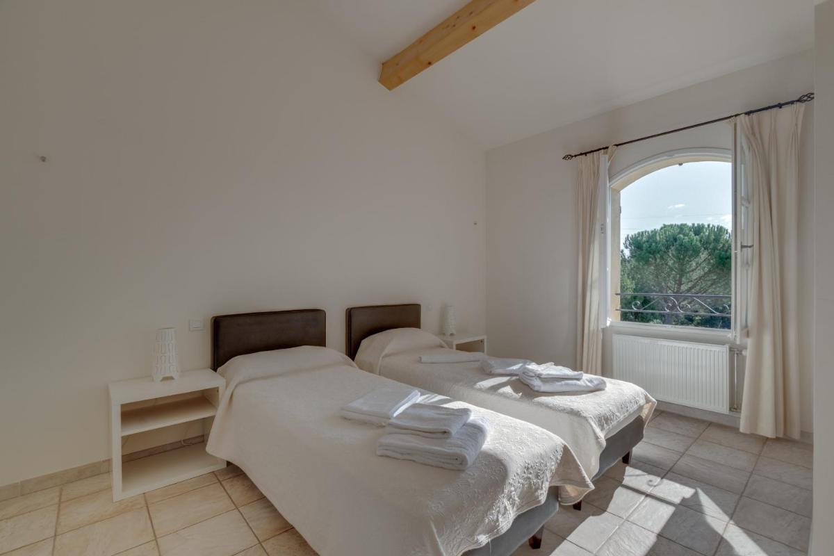 Un ou plusieurs lits dans un hébergement de l'établissement Les Appartements et Maisons du Domaine de Saint Endréol Golf & Spa Resort