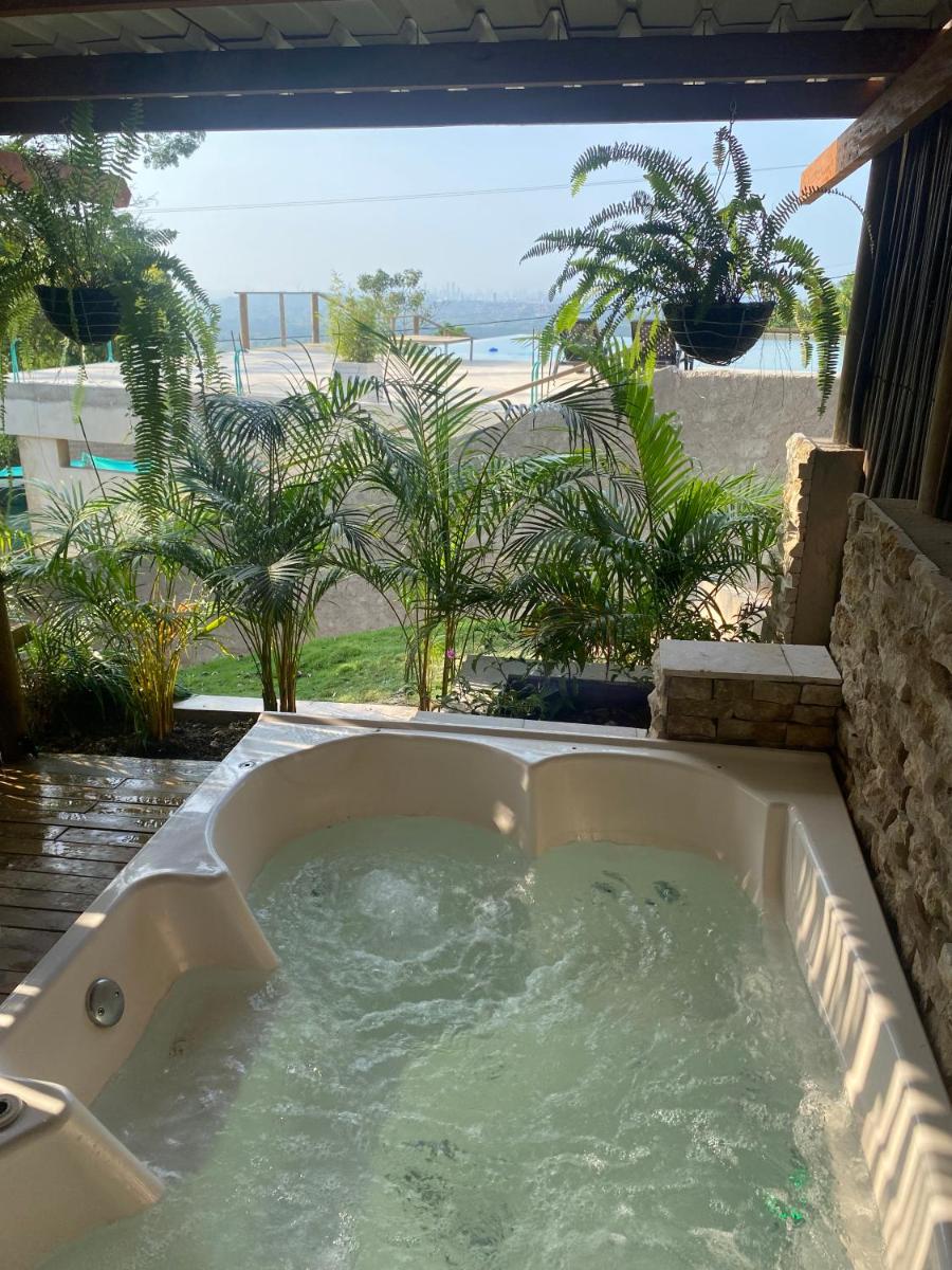 Hotel ADA MARINA - 4 Suites con jacuzzi y la mejor vista a Cartagena, 2 habitaciones estandar, zona social con piscina infinita - Housity