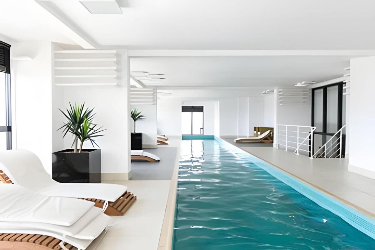 2 Quartos no Batel Soho, condo Clube Sky C Vaga by UROOMS - Housity
