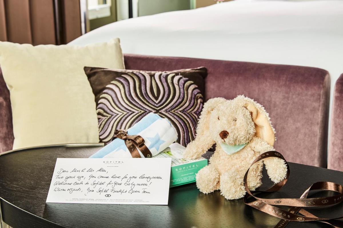 Ein Bett oder Betten in einem Zimmer der Unterkunft Sofitel Frankfurt Opera