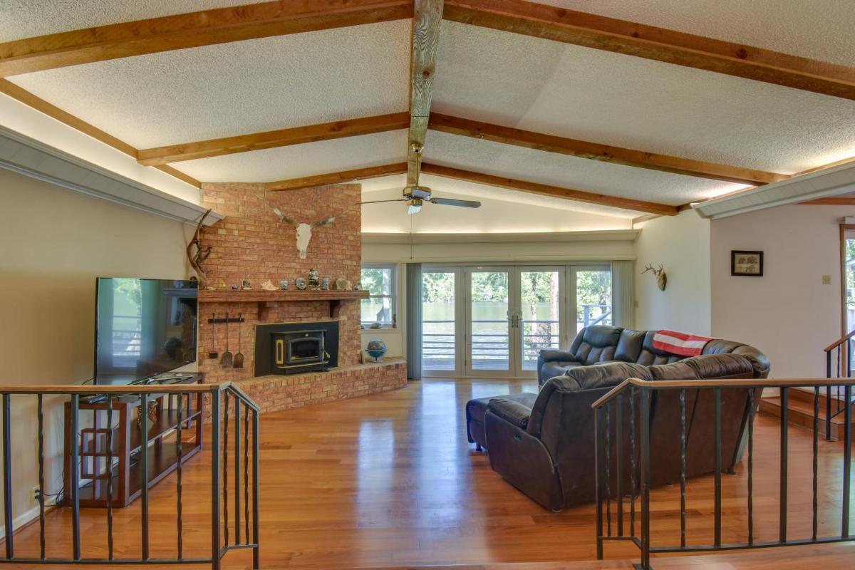 Lakefront Retreat with Deck, Dock and Resort Amenities - Housity