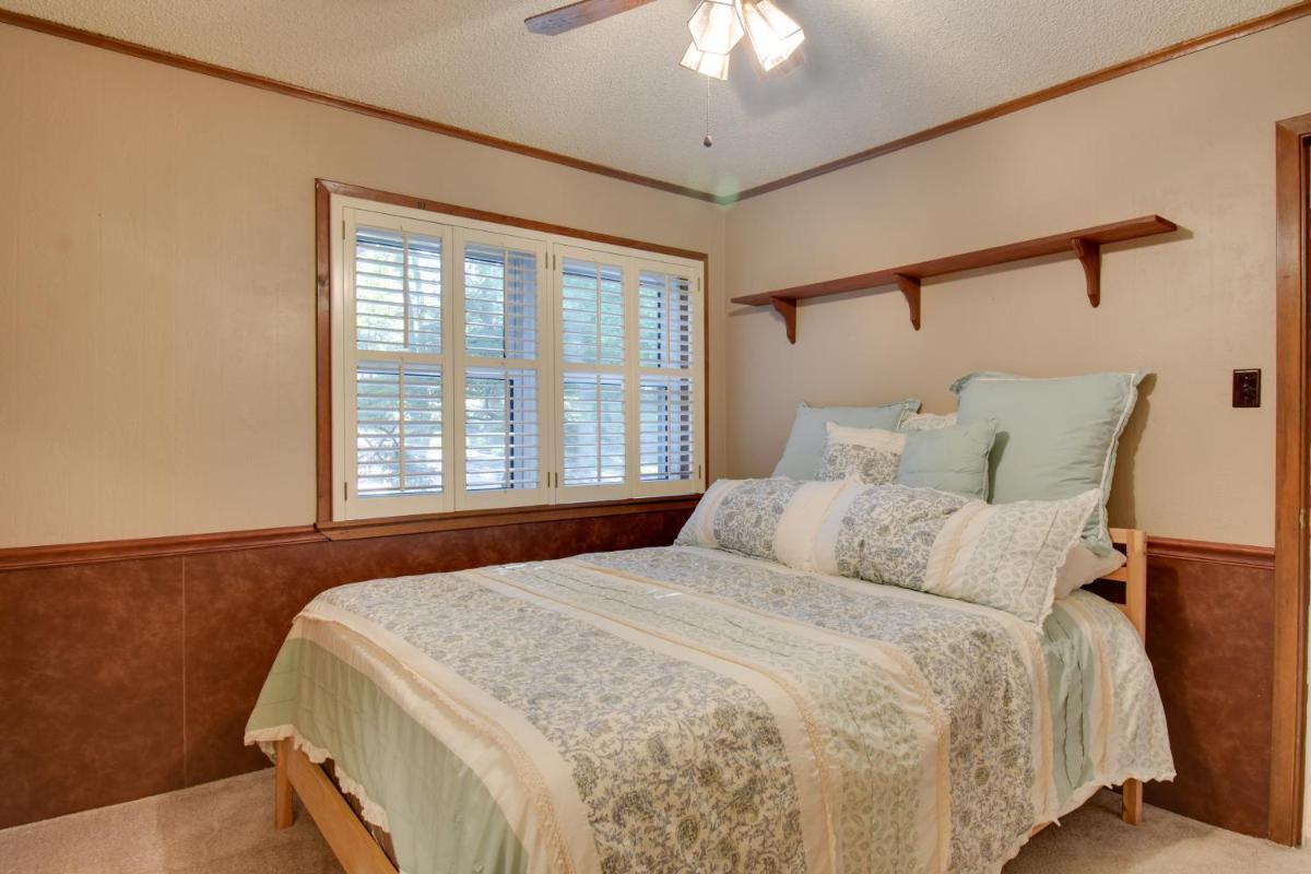 Lakefront Retreat with Deck, Dock and Resort Amenities - Housity