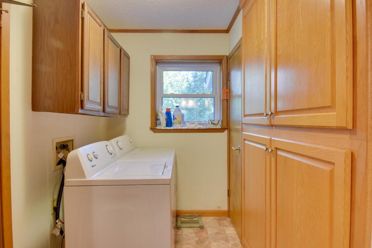 Lakefront Retreat with Deck, Dock and Resort Amenities - Housity