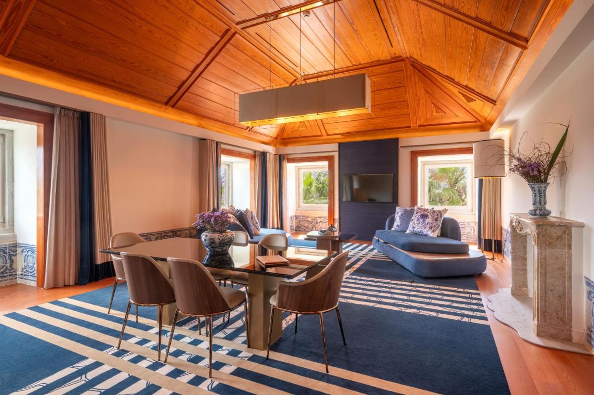 uma sala de estar com tecto em madeira em Palácio do Governador - Lisbon Hotel & Spa em Lisboa