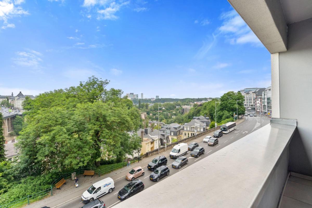 Central Lux 2BR Apt with City Views & Balcony - Housity