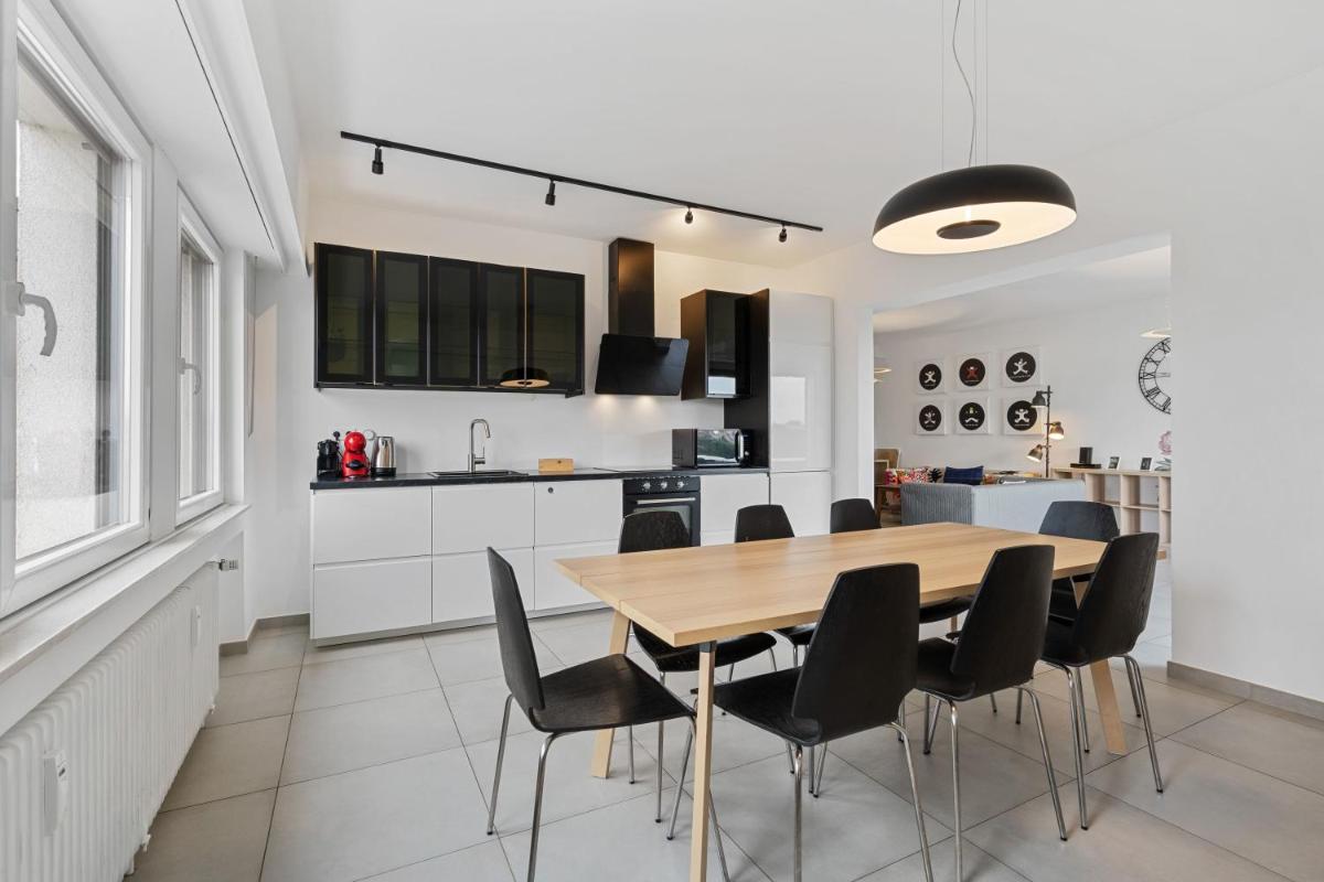 Central Lux 2BR Apt with City Views & Balcony - Housity