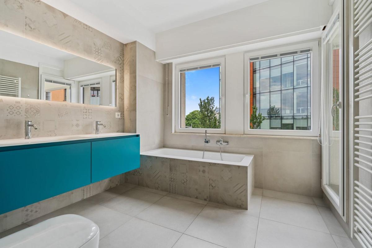 Central Lux 2BR Apt with City Views & Balcony - Hizvo