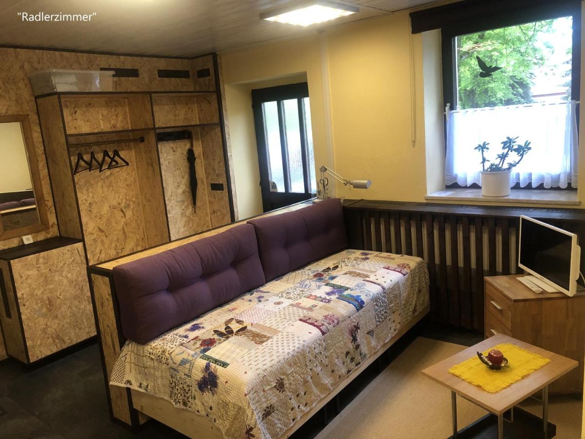 Ferienwohnung Kastanienblick oder Parkblick, oder unser Radlerzimmer! - Housity