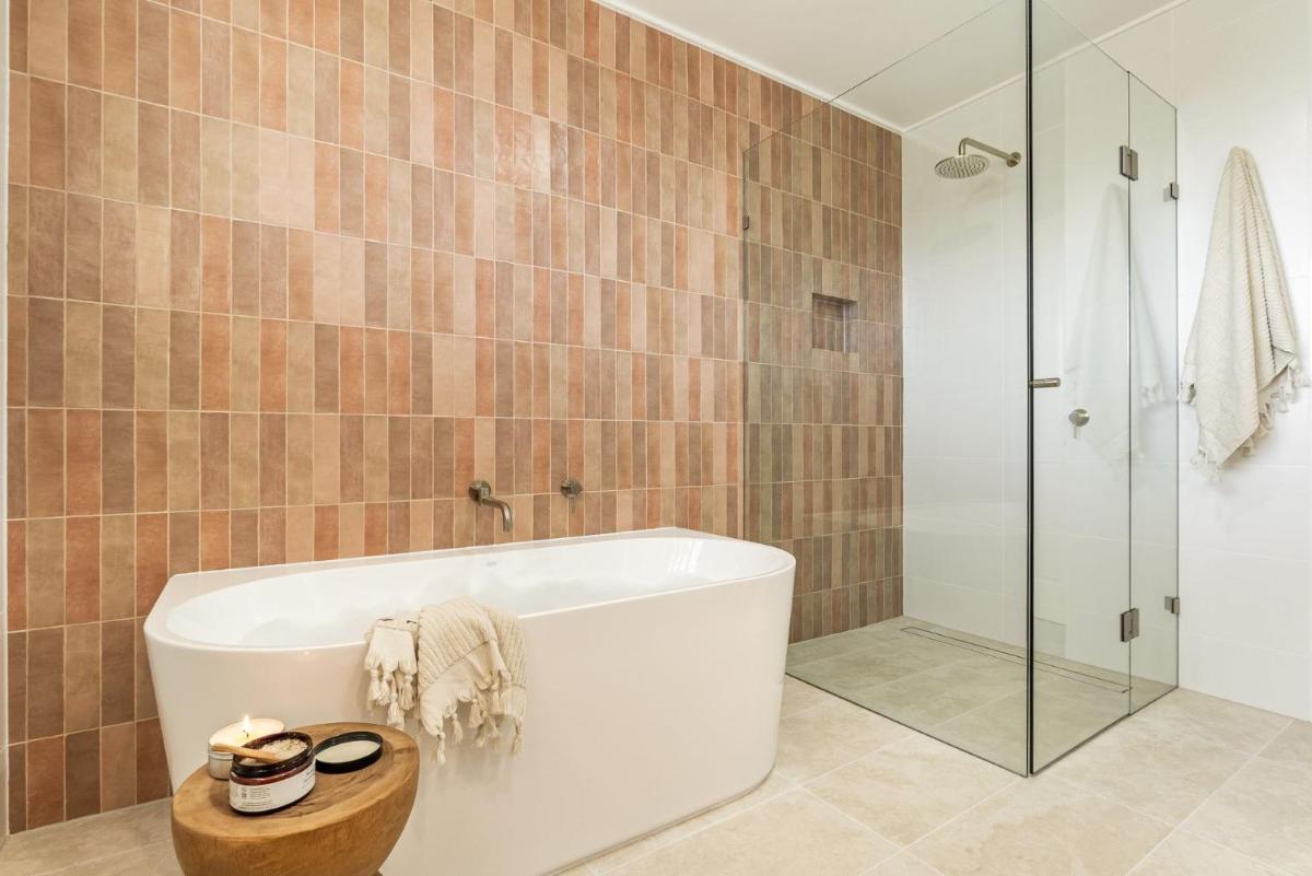 Cowrie House - Spacious, Modern holiday home - Housity
