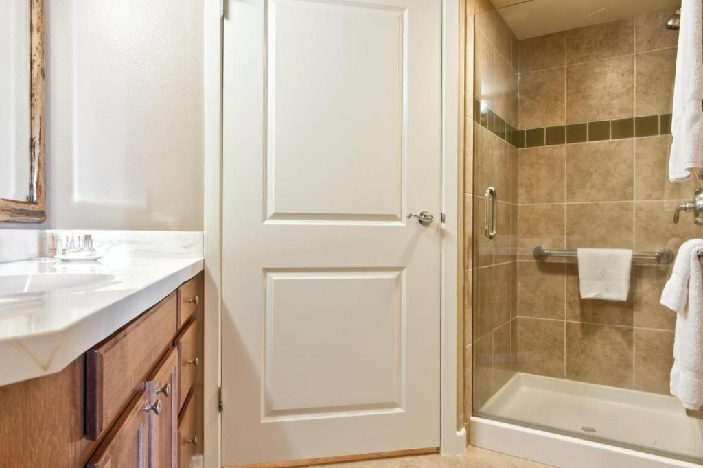 Wyndham Waikiki Beach Walk - Housity