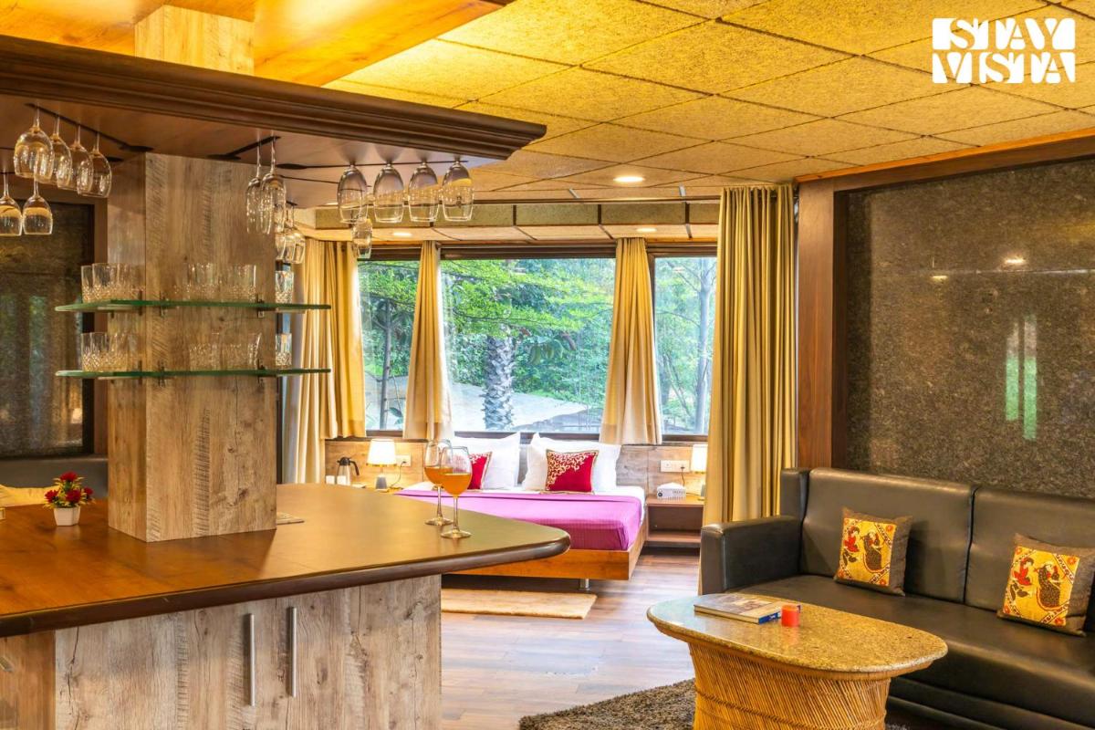 Suitetrails - StayVista at Maple Farms with Pool, BBQ & Bonfire