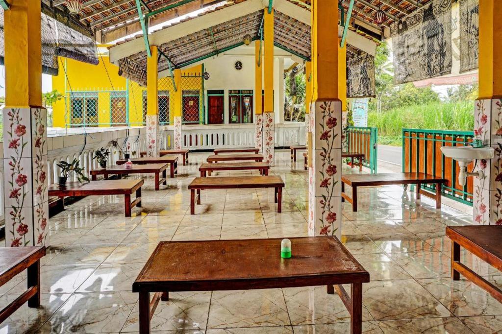 OYO 92215 Ampiran Bromo Syariah - Housity