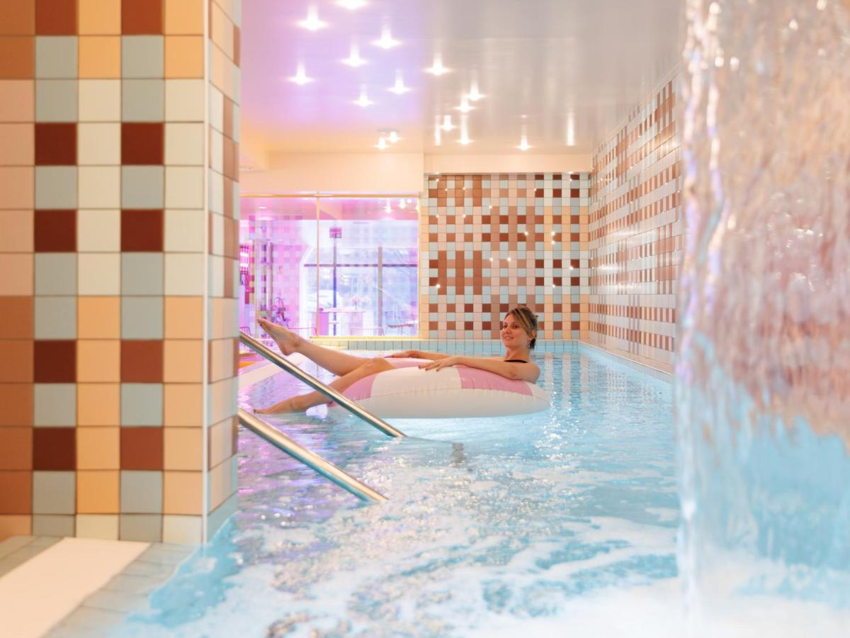 Piscine de l'établissement Aiden by Best Western Clermont-Ferrand Hotel & Spa ou située à proximité