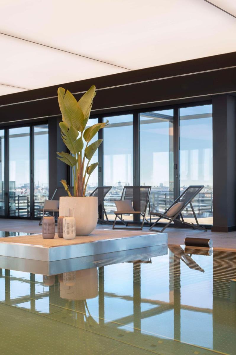 Der Swimmingpool an oder in der Nähe von Andaz Munich Schwabinger Tor, By Hyatt Der Swimmingpool an oder in der Nähe von Andaz Munich Schwabinger Tor, By Hyatt