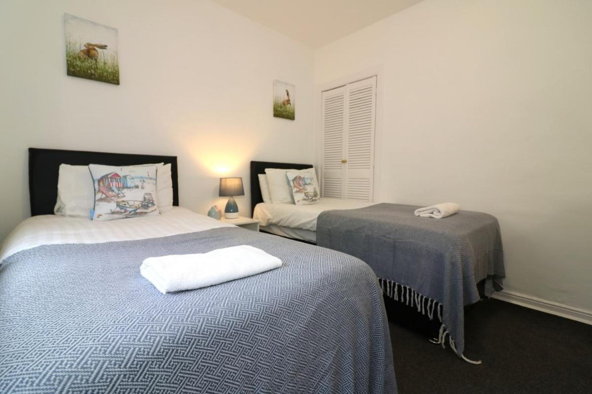 Signature - Glen Lee House - Housity