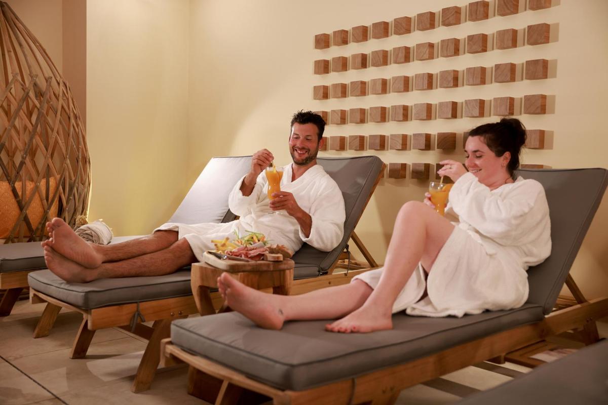 Clients de l'établissement Eco-Domaine La Fontaine - HOTEL-SPA - 300 m Plage de la Fontaine aux Bretons
