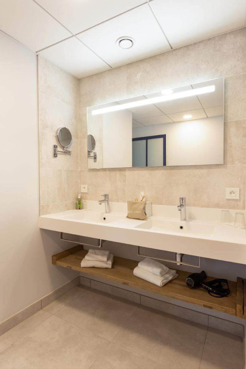 Salle de bains dans l'établissement Eco-Domaine La Fontaine - HOTEL-SPA - 300 m Plage de la Fontaine aux Bretons
