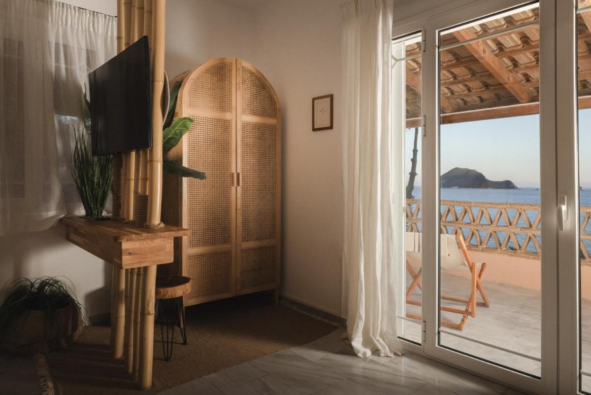 Private Studio Apartment, Unique Location - Sea View - Housity