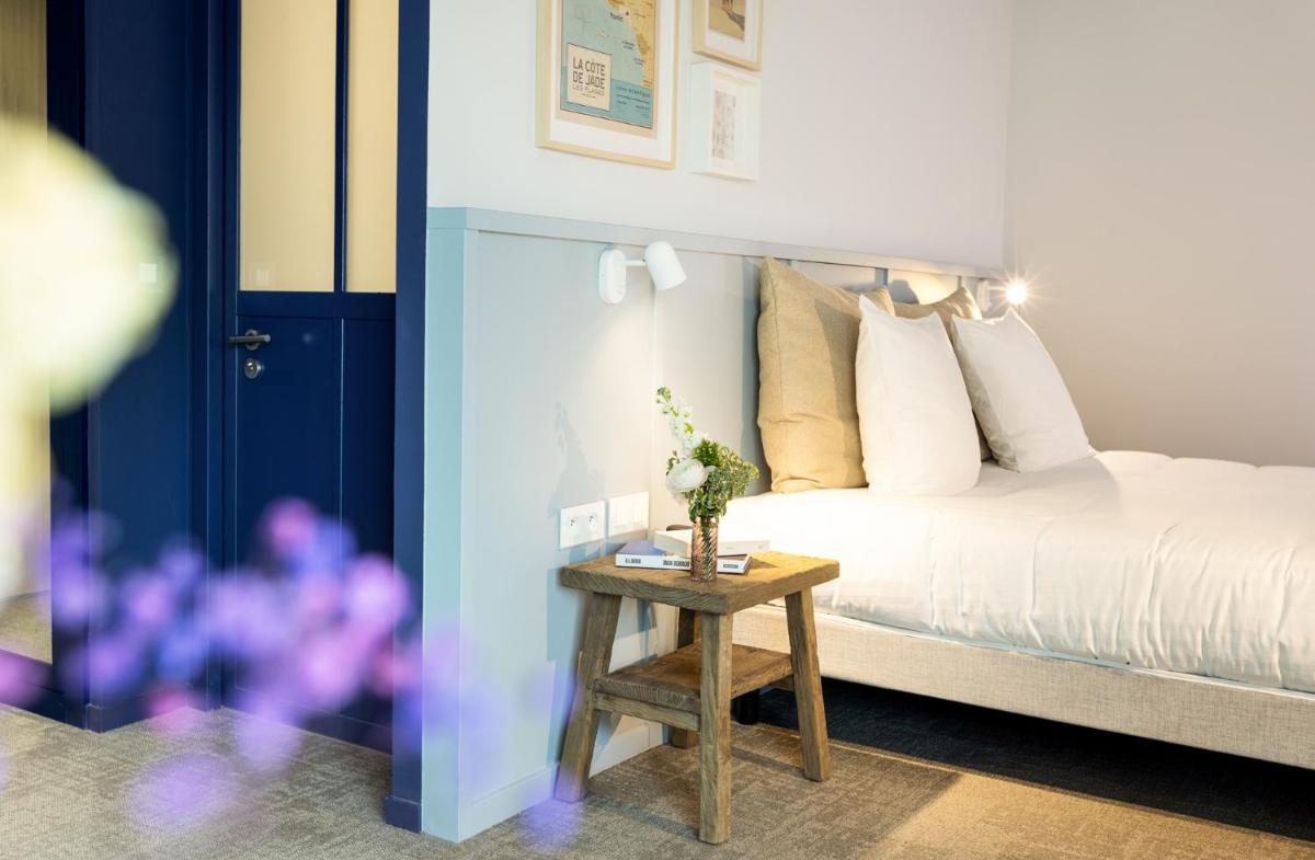 Un ou plusieurs lits dans un hébergement de l'établissement Eco-Domaine La Fontaine - HOTEL-SPA - 300 m Plage de la Fontaine aux Bretons