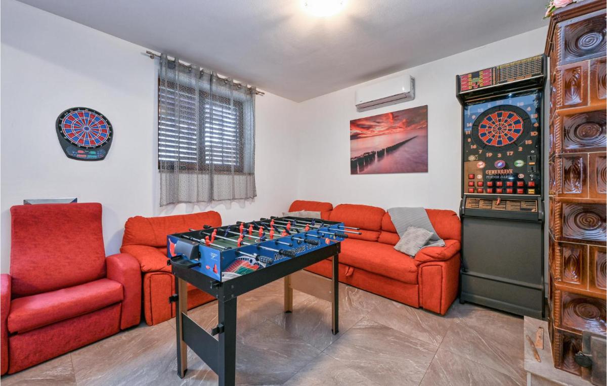Amazing Home In Kapela With Jacuzzi - Housity