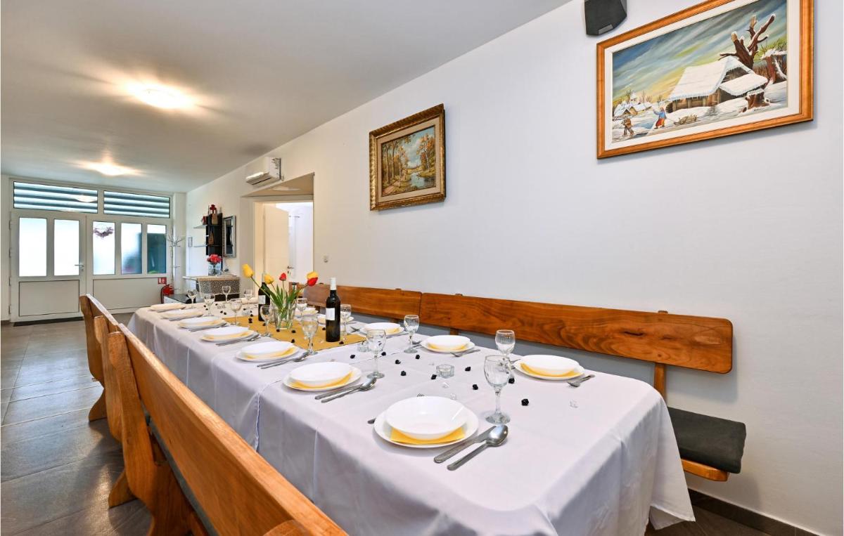 Amazing Home In Kapela With Jacuzzi - Housity