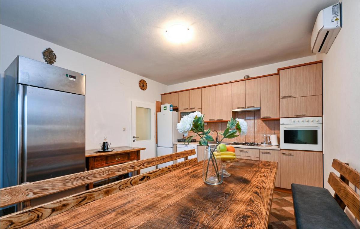 Amazing Home In Kapela With Jacuzzi - Housity