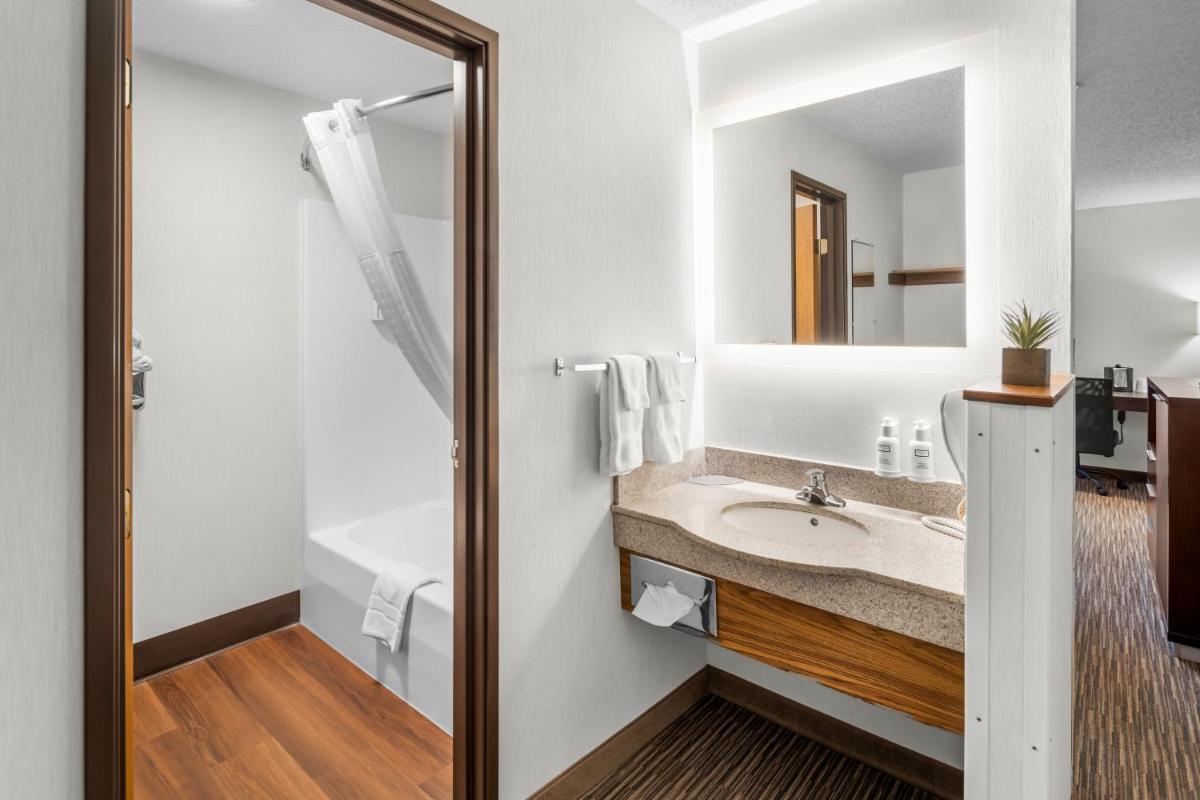 EverSpring Inn & Suites - Housity