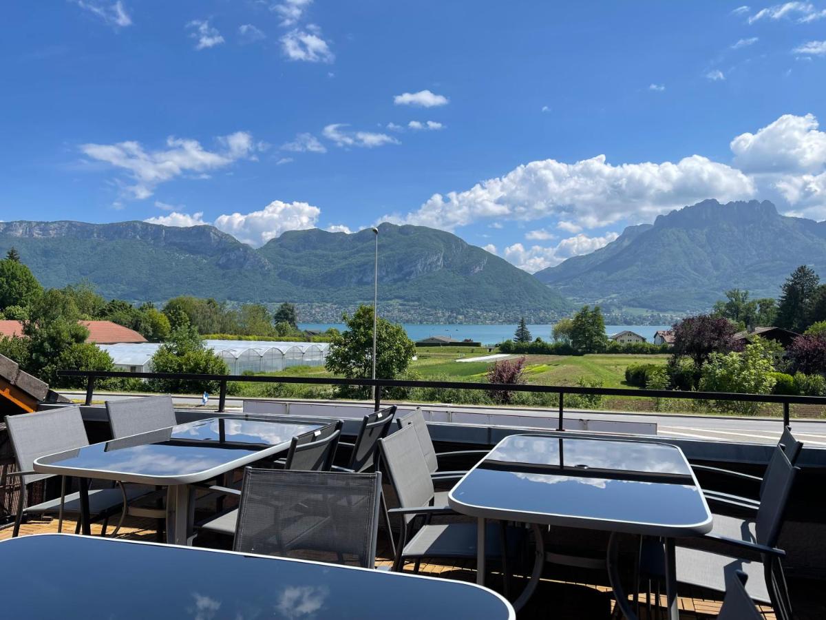 - un balcon avec deux tables et des chaises donnant sur les montagnes dans l'établissement La Parenthèse Enchantée, à Sévrier
