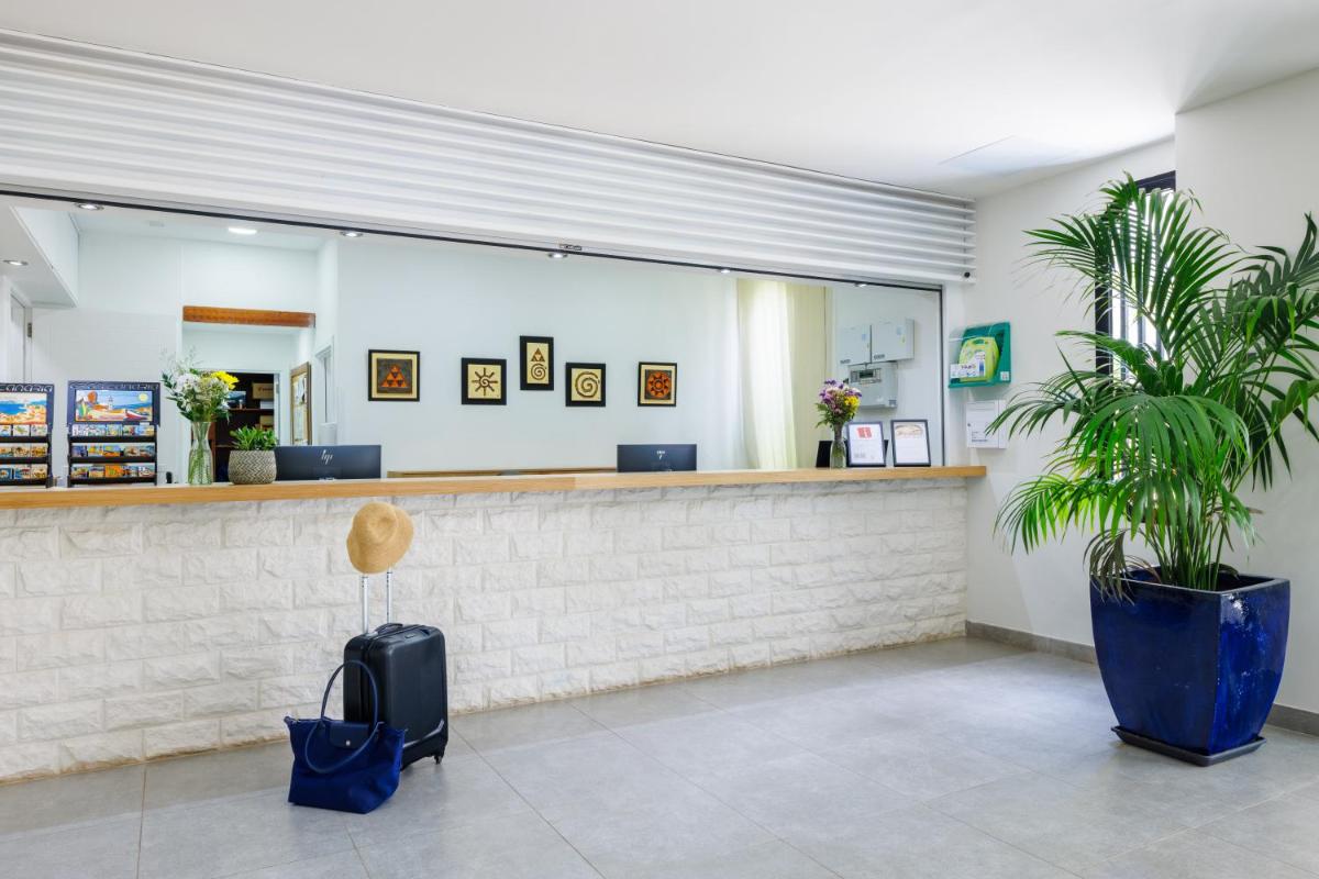 una sala de espera con un mostrador y una planta en Hapimag San Agustín, en San Agustín 77 fotos más