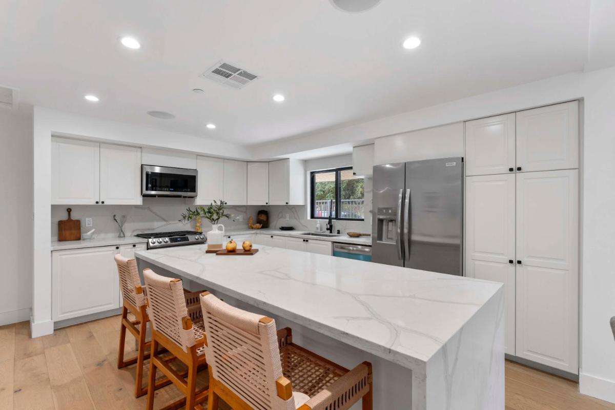 Luxury Living 3BR House with Outdoor space, Parking - Housity