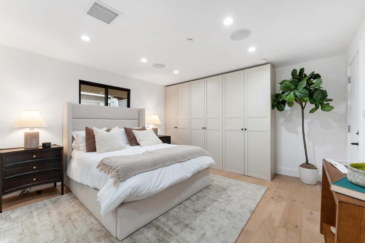Luxury Living 3BR House with Outdoor space, Parking - Housity