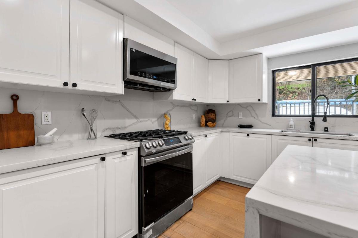 Luxury Living 3BR House with Outdoor space, Parking - Housity
