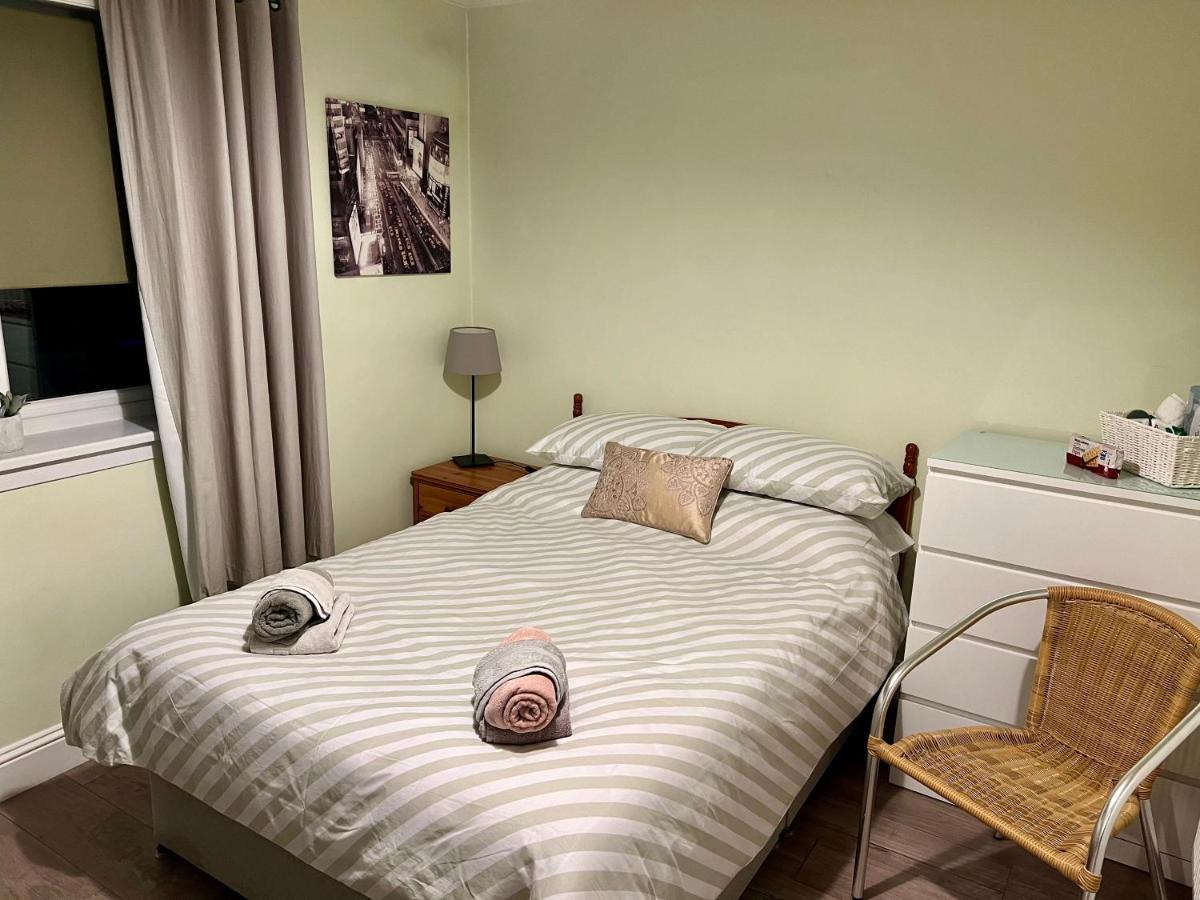 Room in Guest room - Cozy Furnished Double Bedroom in Charming Lower Villa Apartment - Housity