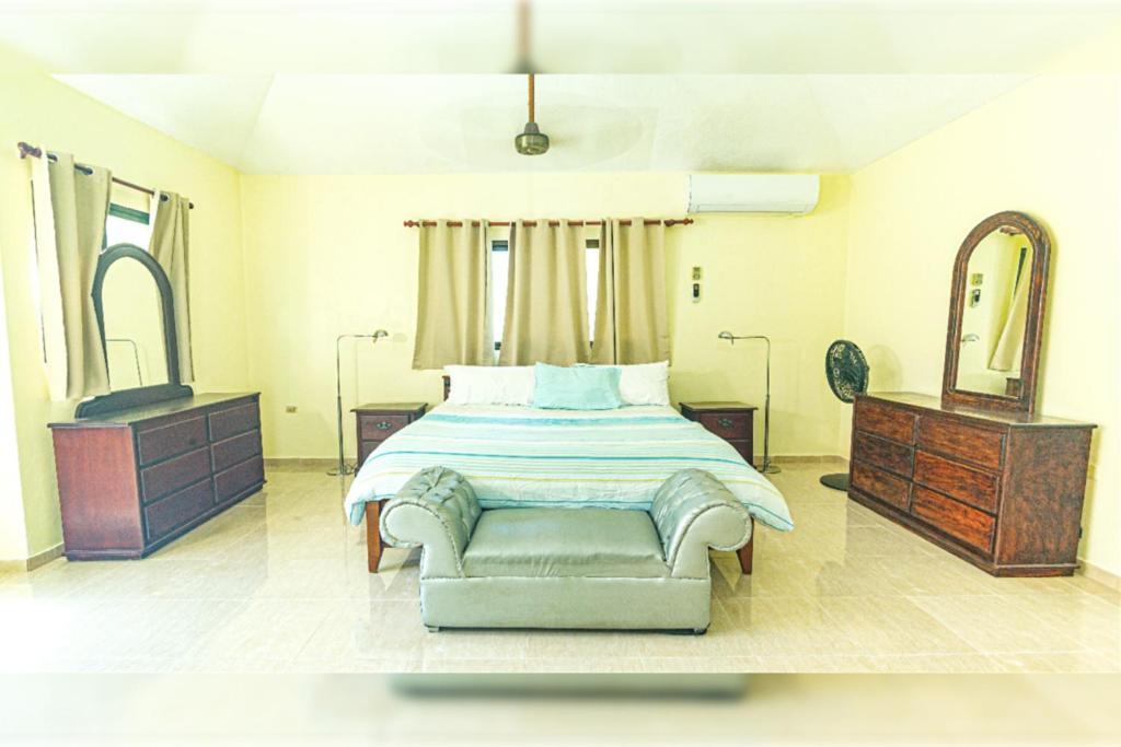 Villa Infinito Bani's Exclusive Beachside Mansion - Housity