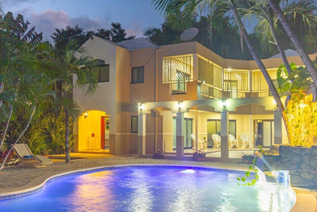 Villa Infinito Bani's Exclusive Beachside Mansion - Housity