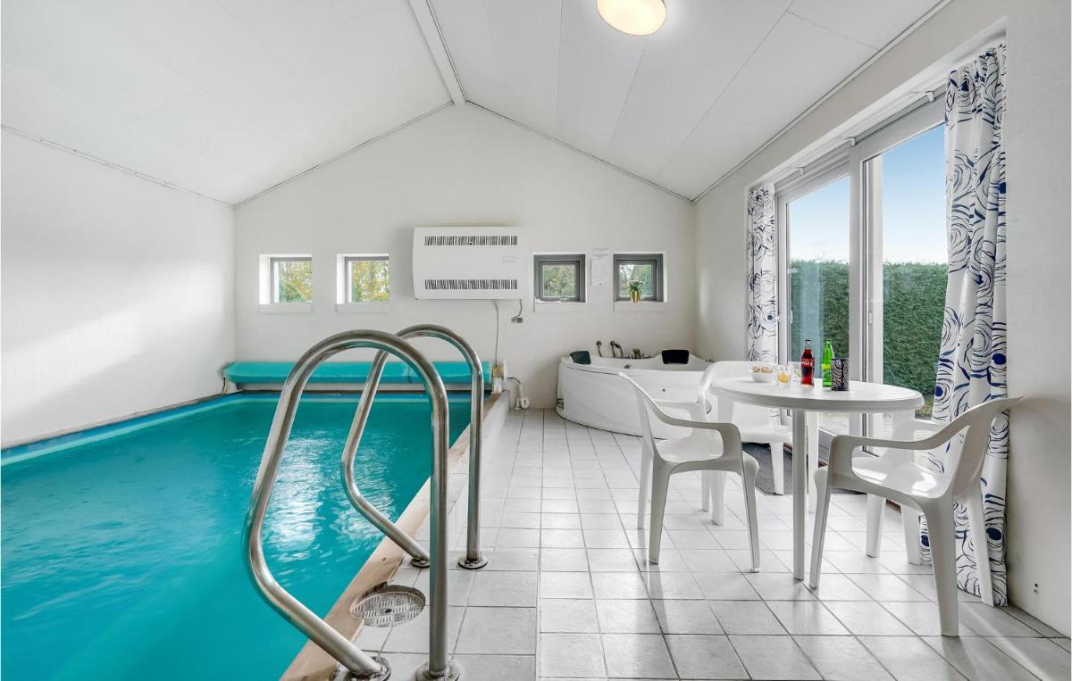 Amazing Home In Væggerløse With Sauna - Housity